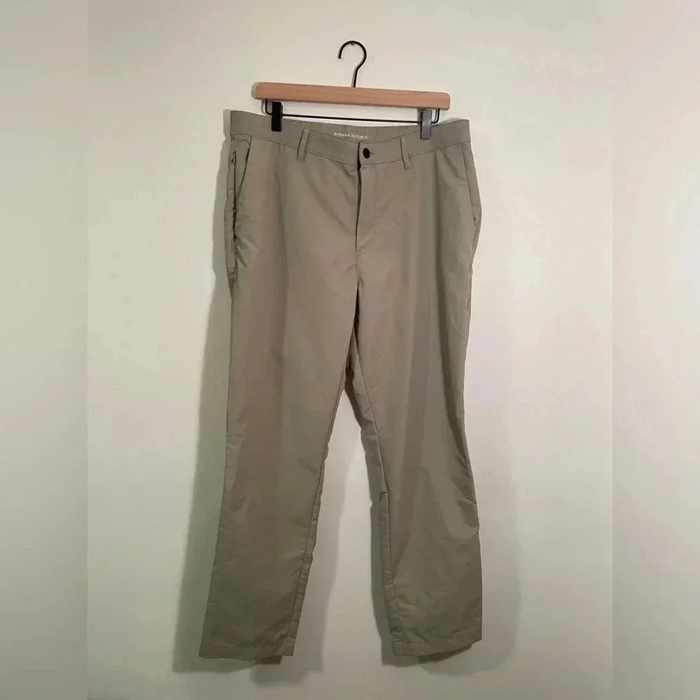 Banana Republic Mens Chino Pants Ivory Straight Leg Zip Fly Size 36x30 Polyester - Picture 1 of 9